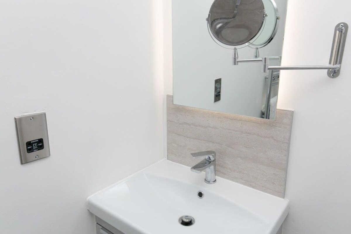 Stunning 2 Bedroom Apartment In Wallasey Buitenkant foto